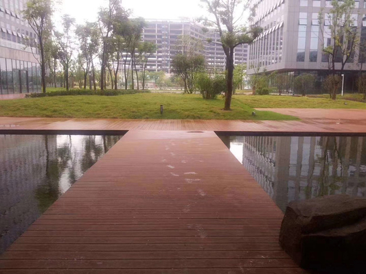 Decking de material compuesto hueco resistente al agua para proyectos al aire libre