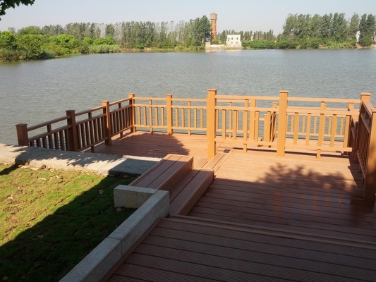 Decking de material compuesto hueco resistente al agua para proyectos al aire libre