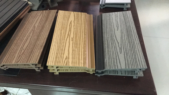 Revestimiento de WPC duradero de 156*21 mm con listones para decoración exterior