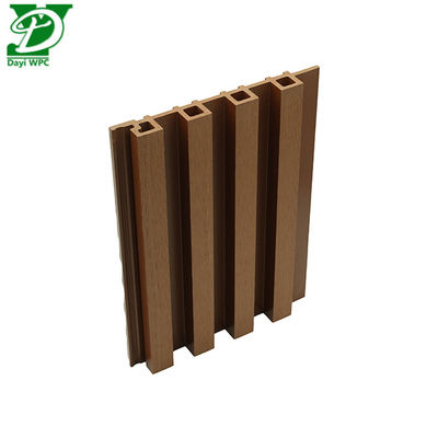 Revestimiento exterior de WPC de textura moderna con barras