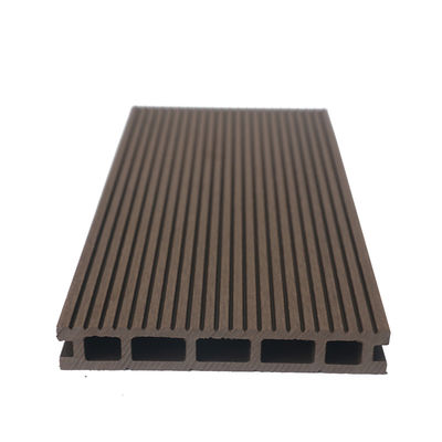 Decking de WPC moderno y hueco descalzo para exteriores